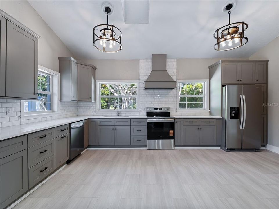 На продажу: $600,000 (4 спален, 2 ванн, 1727 Квадратных фут)