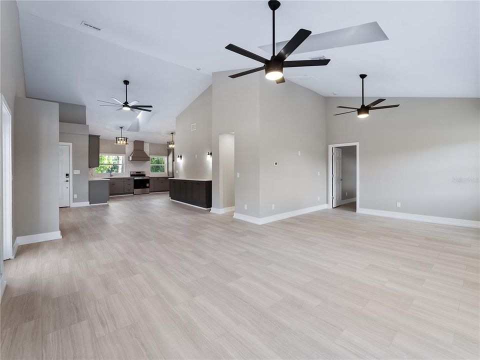 На продажу: $600,000 (4 спален, 2 ванн, 1727 Квадратных фут)