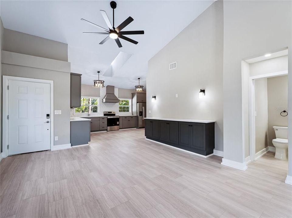 На продажу: $600,000 (4 спален, 2 ванн, 1727 Квадратных фут)