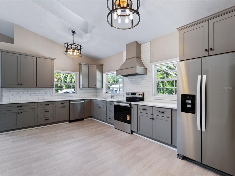 На продажу: $600,000 (4 спален, 2 ванн, 1727 Квадратных фут)