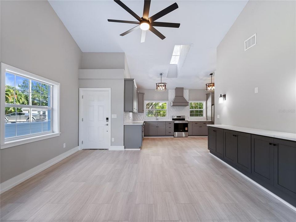 На продажу: $600,000 (4 спален, 2 ванн, 1727 Квадратных фут)