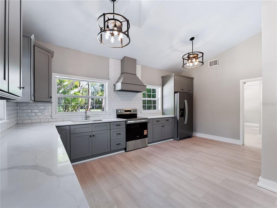 На продажу: $600,000 (4 спален, 2 ванн, 1727 Квадратных фут)