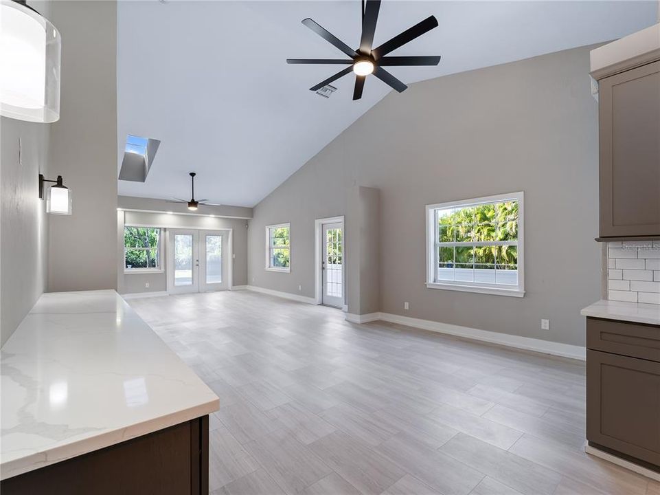 На продажу: $600,000 (4 спален, 2 ванн, 1727 Квадратных фут)