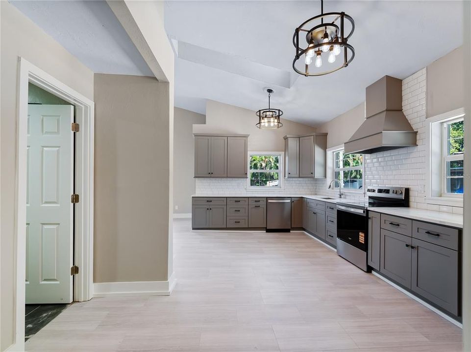 На продажу: $600,000 (4 спален, 2 ванн, 1727 Квадратных фут)