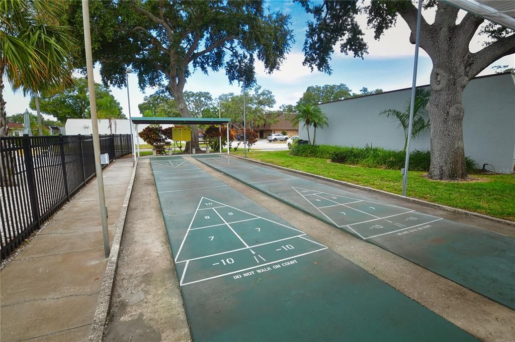 合同活跃: $115,000 (2 贝兹, 2 浴室, 865 平方英尺)