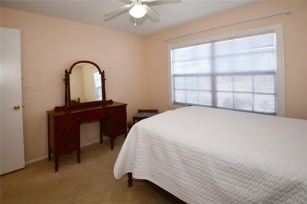 合同活跃: $115,000 (2 贝兹, 2 浴室, 865 平方英尺)