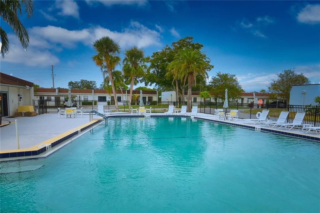 合同活跃: $115,000 (2 贝兹, 2 浴室, 865 平方英尺)