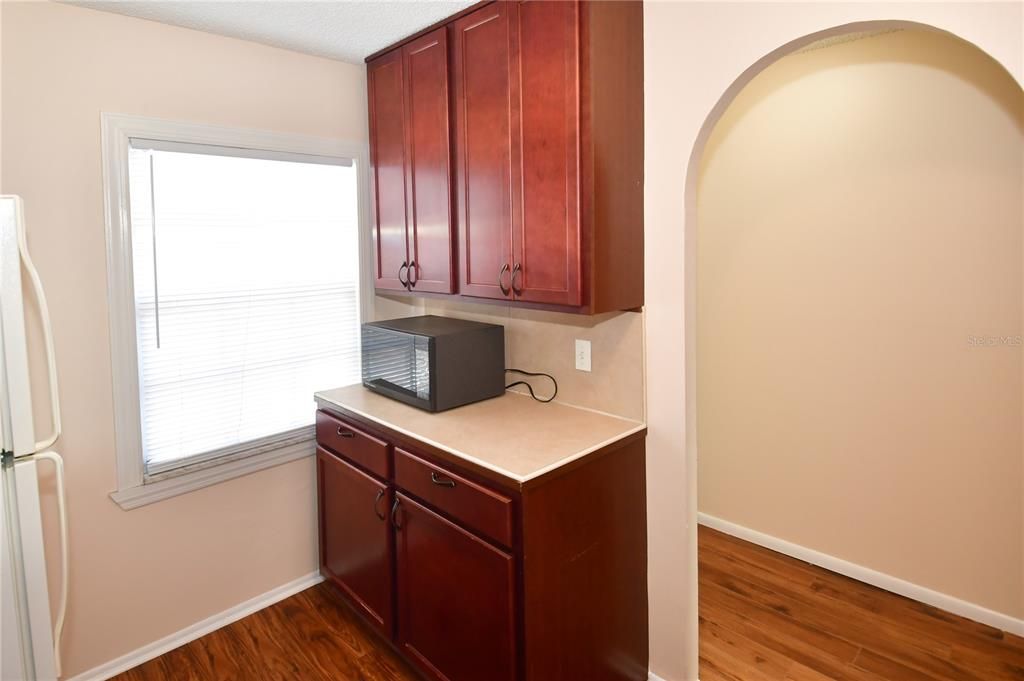 合同活跃: $115,000 (2 贝兹, 2 浴室, 865 平方英尺)