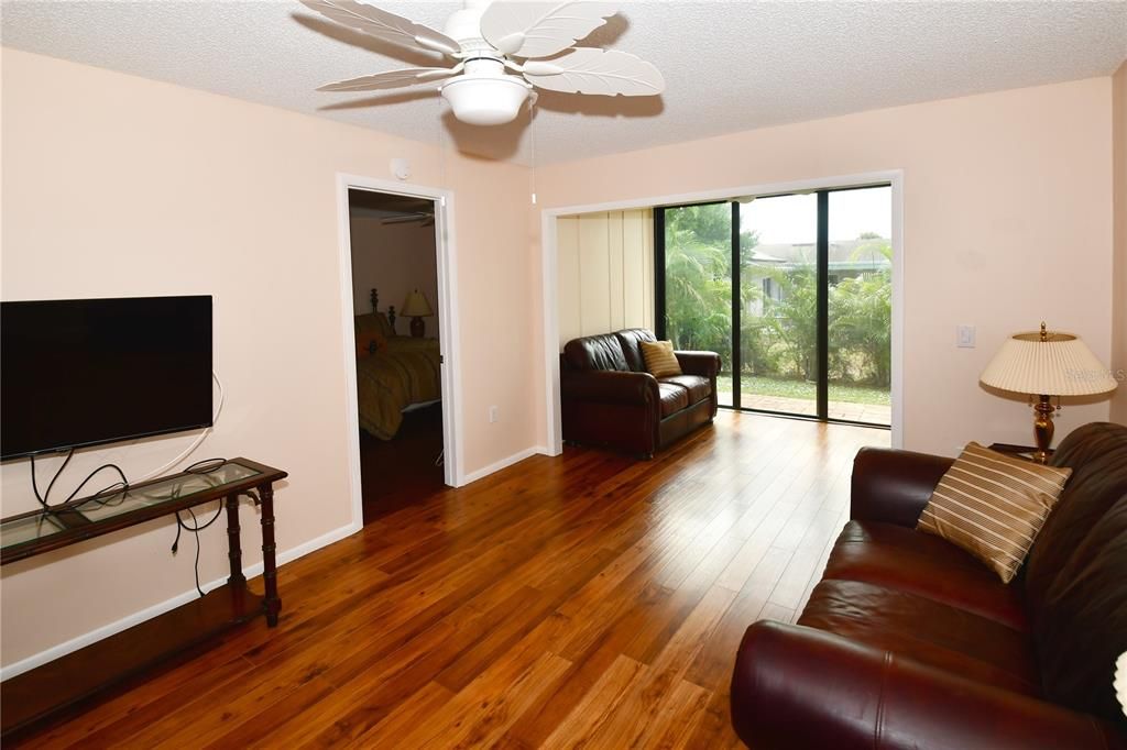 合同活跃: $115,000 (2 贝兹, 2 浴室, 865 平方英尺)