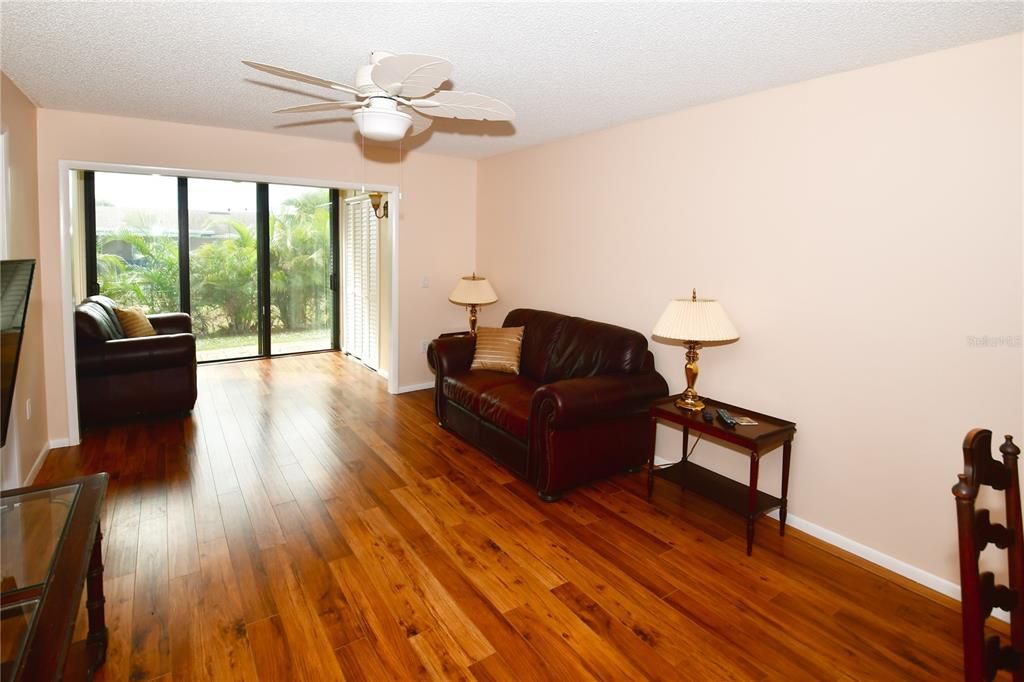 合同活跃: $115,000 (2 贝兹, 2 浴室, 865 平方英尺)