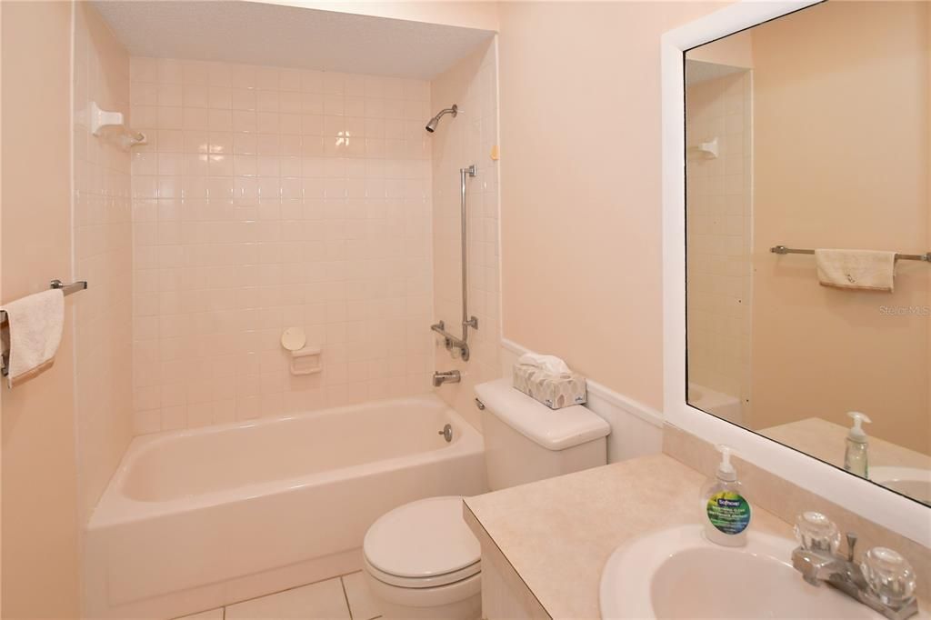 合同活跃: $115,000 (2 贝兹, 2 浴室, 865 平方英尺)