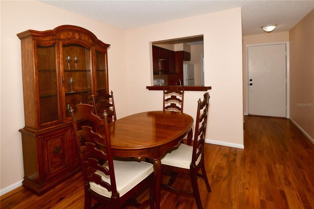 合同活跃: $115,000 (2 贝兹, 2 浴室, 865 平方英尺)