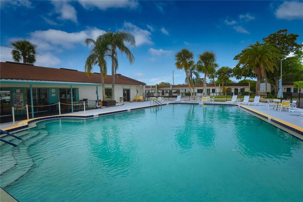 合同活跃: $115,000 (2 贝兹, 2 浴室, 865 平方英尺)