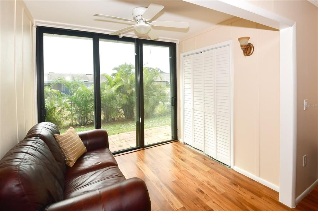 合同活跃: $115,000 (2 贝兹, 2 浴室, 865 平方英尺)