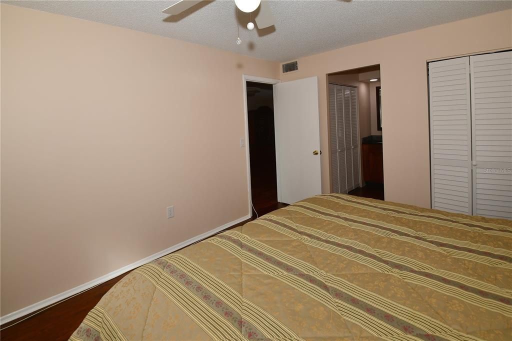 合同活跃: $115,000 (2 贝兹, 2 浴室, 865 平方英尺)