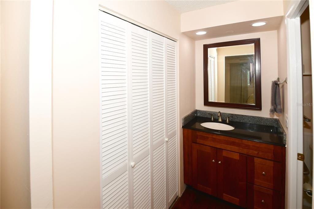 合同活跃: $115,000 (2 贝兹, 2 浴室, 865 平方英尺)