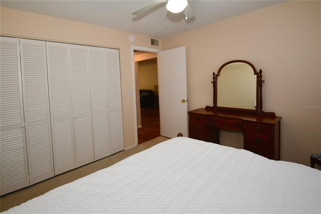 合同活跃: $115,000 (2 贝兹, 2 浴室, 865 平方英尺)