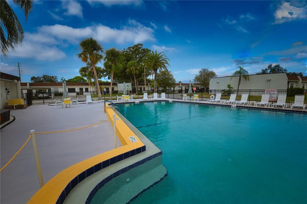 合同活跃: $115,000 (2 贝兹, 2 浴室, 865 平方英尺)