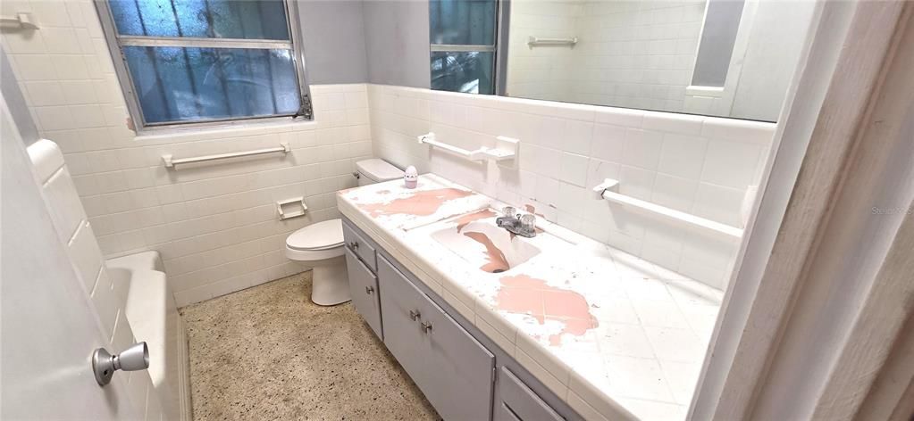 Под контрактом: $175,000 (3 спален, 3 ванн, 1892 Квадратных фут)