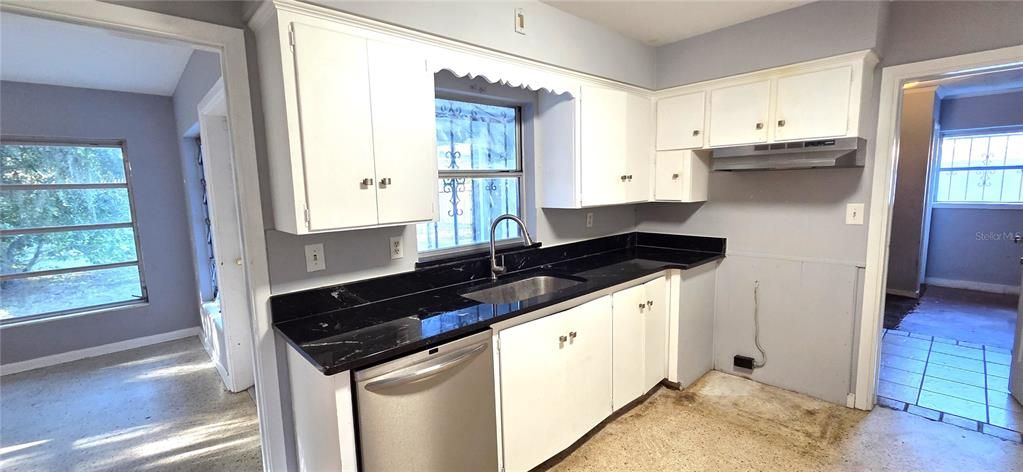 Под контрактом: $175,000 (3 спален, 3 ванн, 1892 Квадратных фут)