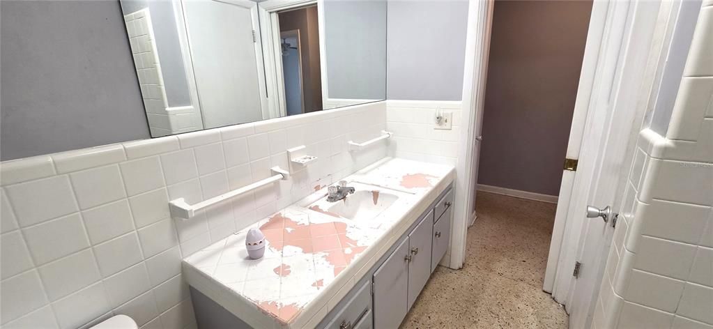 Под контрактом: $175,000 (3 спален, 3 ванн, 1892 Квадратных фут)