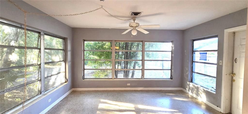 Под контрактом: $175,000 (3 спален, 3 ванн, 1892 Квадратных фут)