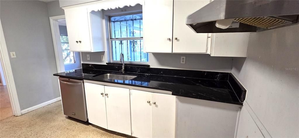 Под контрактом: $175,000 (3 спален, 3 ванн, 1892 Квадратных фут)