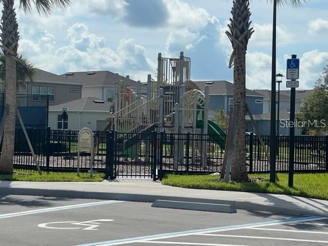 合同活跃: $2,700 (3 贝兹, 2 浴室, 1652 平方英尺)