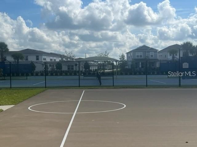 合同活跃: $2,700 (3 贝兹, 2 浴室, 1652 平方英尺)