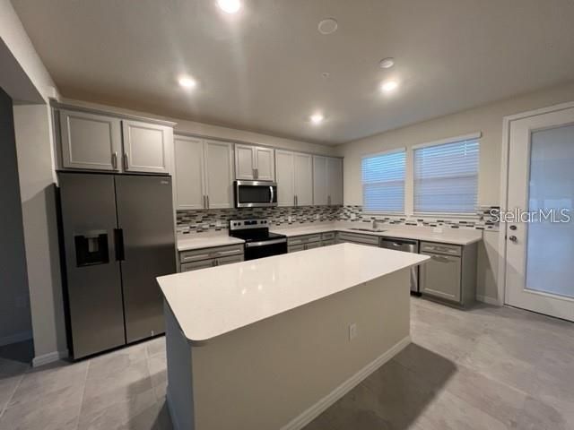 合同活跃: $2,700 (3 贝兹, 2 浴室, 1652 平方英尺)