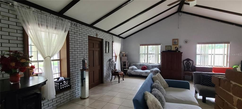 合同活跃: $329,730 (6 贝兹, 2 浴室, 2860 平方英尺)