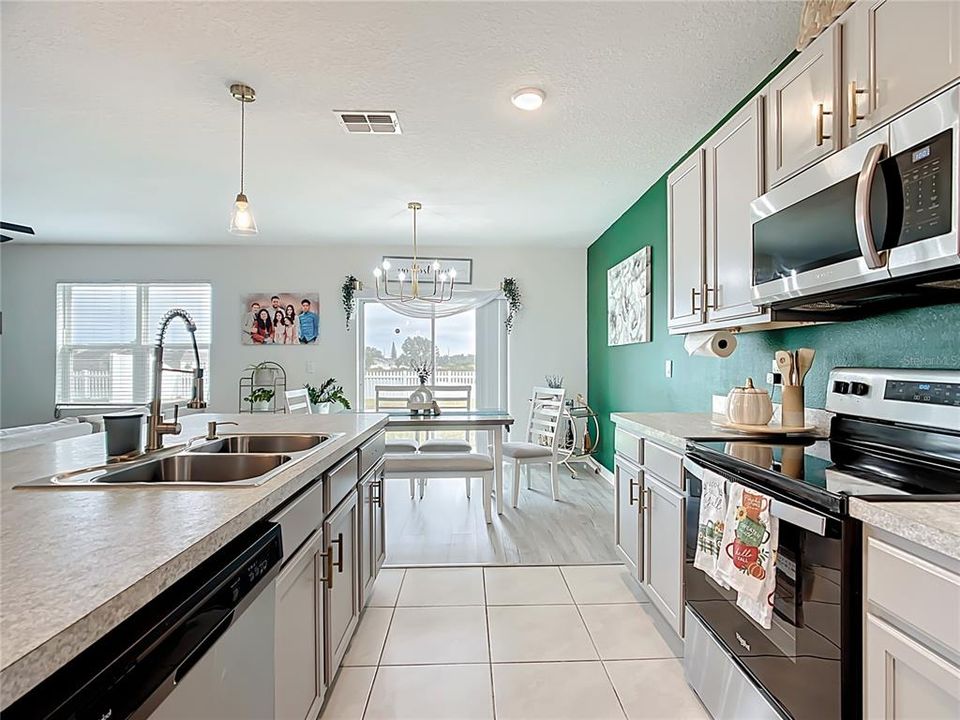 待售: $375,000 (5 贝兹, 3 浴室, 2616 平方英尺)