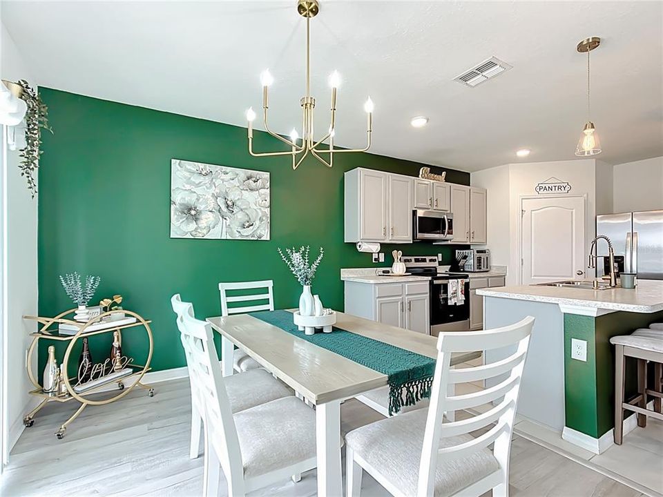 待售: $375,000 (5 贝兹, 3 浴室, 2616 平方英尺)