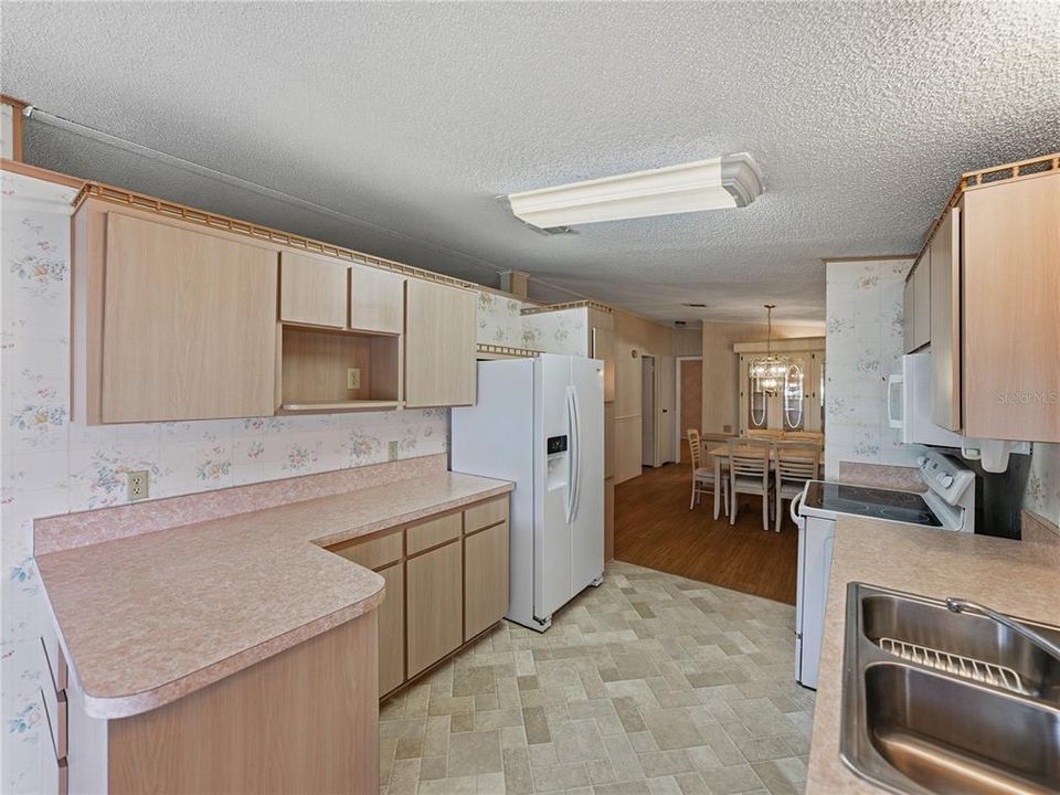 For Sale: $169,900 (2 beds, 2 baths, 1248 Square Feet)