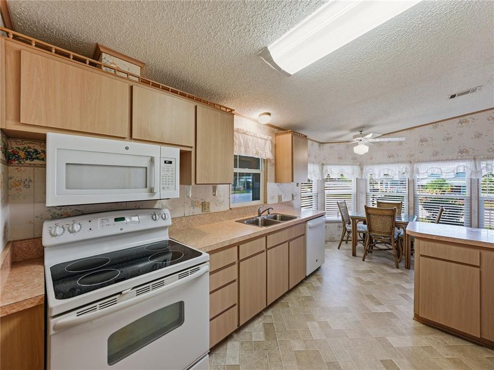 For Sale: $169,900 (2 beds, 2 baths, 1248 Square Feet)