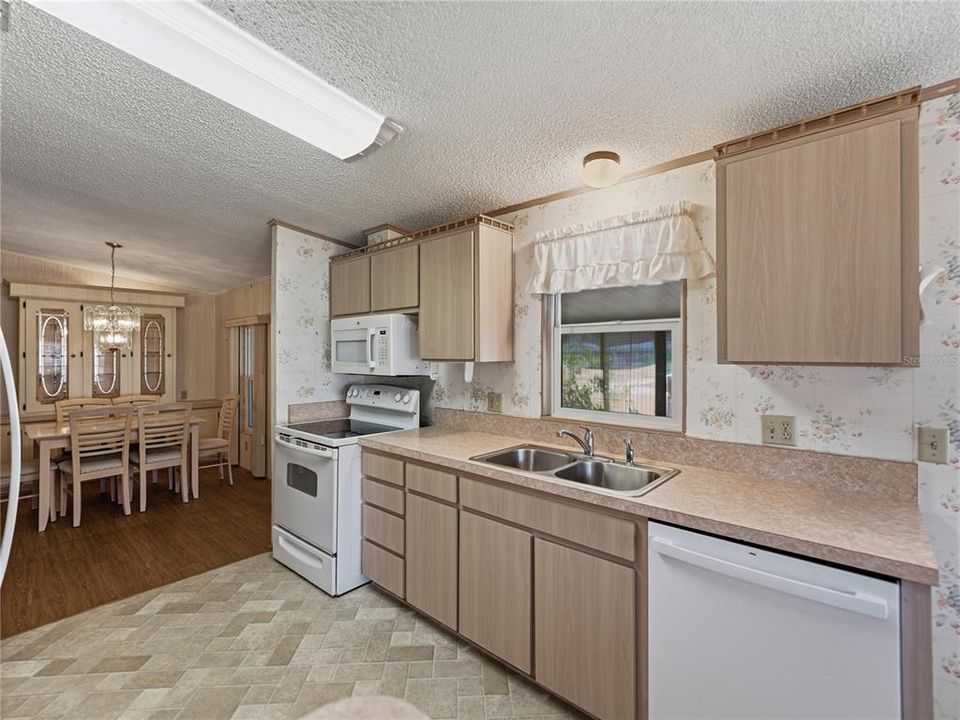 For Sale: $169,900 (2 beds, 2 baths, 1248 Square Feet)