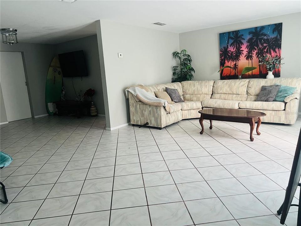 For Rent: $2,000 (3 beds, 2 baths, 1349 Square Feet)