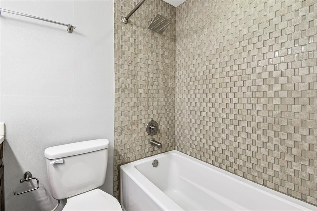 合同活跃: $450,000 (3 贝兹, 2 浴室, 1456 平方英尺)