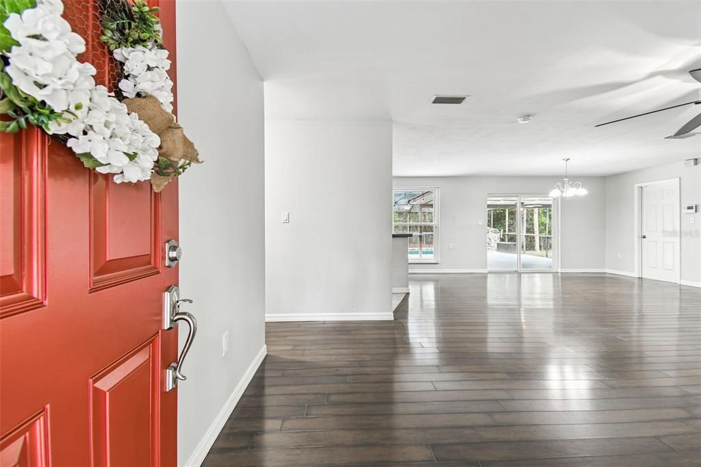 合同活跃: $450,000 (3 贝兹, 2 浴室, 1456 平方英尺)