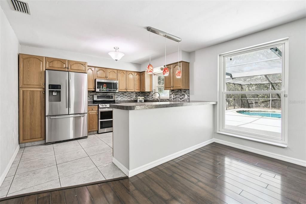 合同活跃: $450,000 (3 贝兹, 2 浴室, 1456 平方英尺)