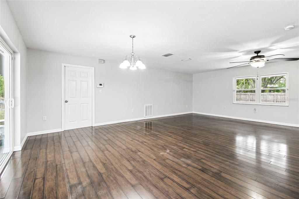 合同活跃: $450,000 (3 贝兹, 2 浴室, 1456 平方英尺)