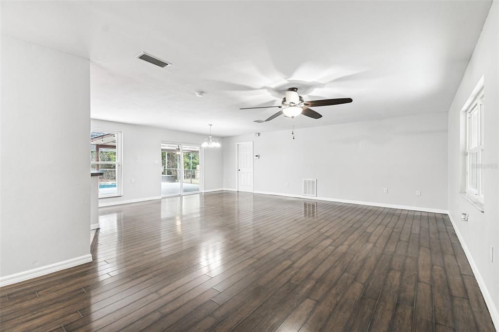 合同活跃: $450,000 (3 贝兹, 2 浴室, 1456 平方英尺)