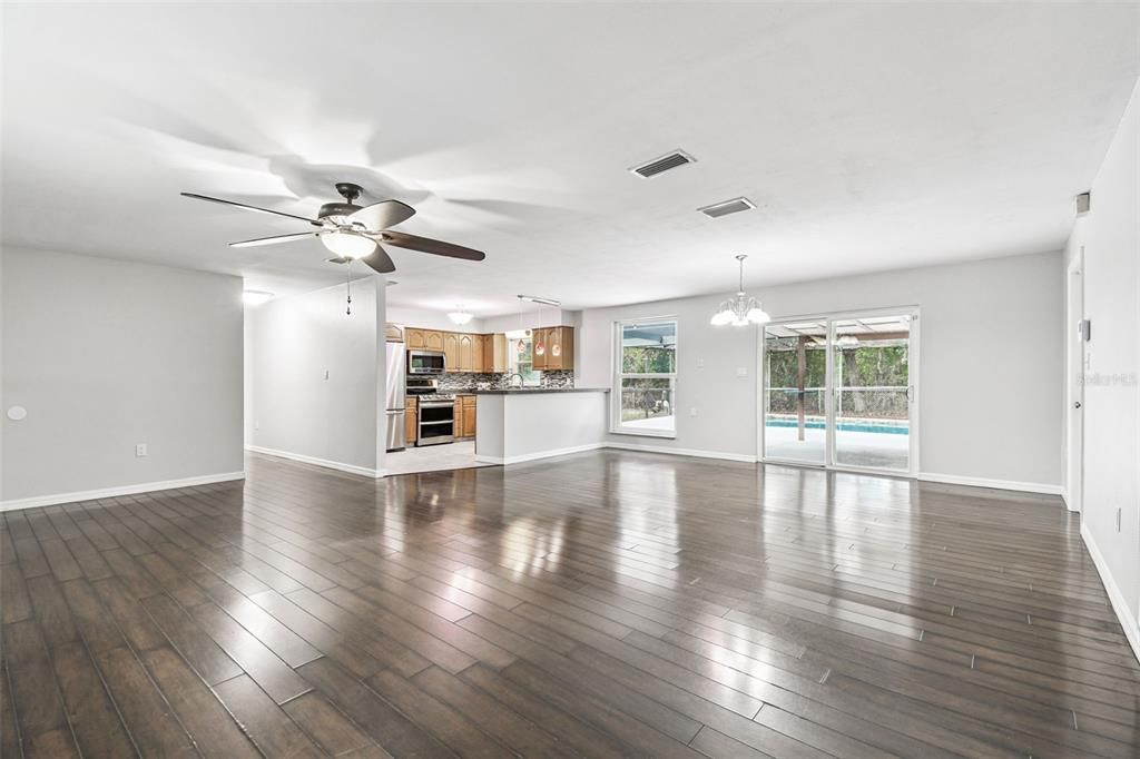 合同活跃: $450,000 (3 贝兹, 2 浴室, 1456 平方英尺)