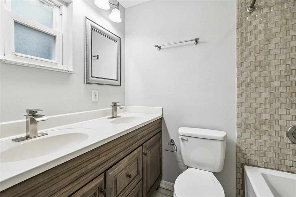 合同活跃: $450,000 (3 贝兹, 2 浴室, 1456 平方英尺)