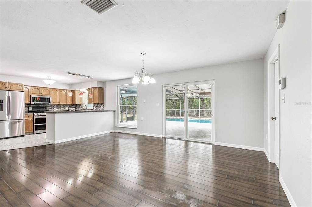 合同活跃: $450,000 (3 贝兹, 2 浴室, 1456 平方英尺)