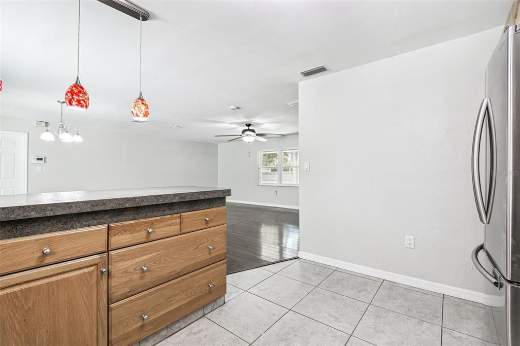 合同活跃: $450,000 (3 贝兹, 2 浴室, 1456 平方英尺)