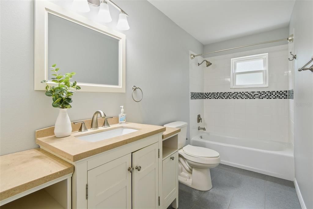 合同活跃: $450,000 (3 贝兹, 2 浴室, 1456 平方英尺)