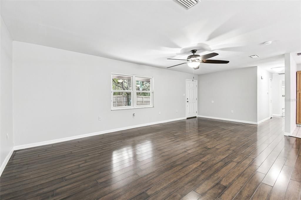 合同活跃: $450,000 (3 贝兹, 2 浴室, 1456 平方英尺)