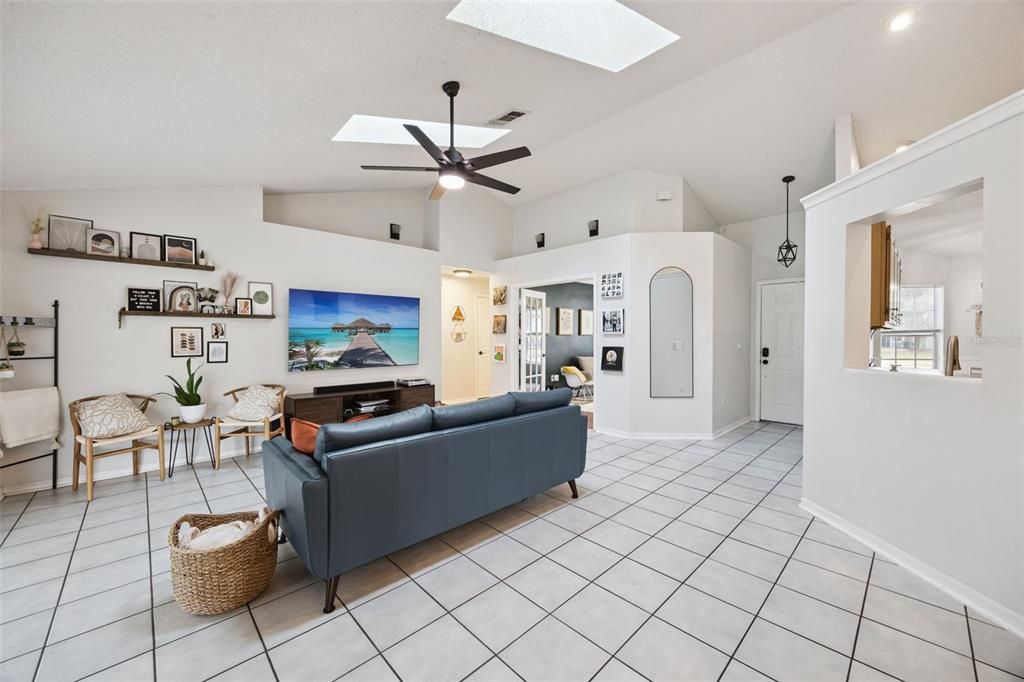 合同活跃: $350,000 (3 贝兹, 2 浴室, 1526 平方英尺)