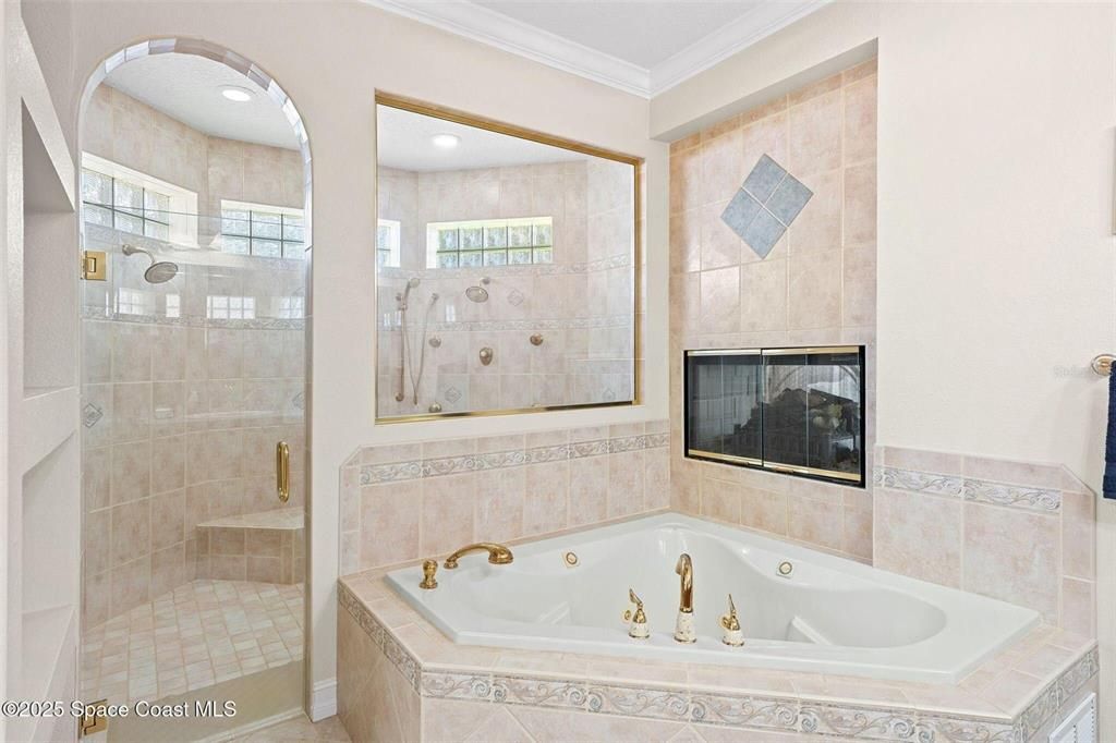 待售: $1,100,000 (4 贝兹, 4 浴室, 4000 平方英尺)